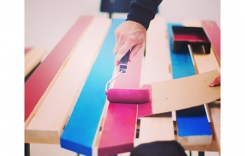 Tavolo variopinto creato con i cavalletti LERBERG IKEA