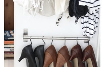 Utilizzare il binario per cucina BYGEL per appendere le scarpe