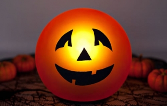 Lampada FADO IKEA decorata per halloween
